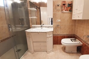 Baignoire, sèche-cheveux, serviettes fournies