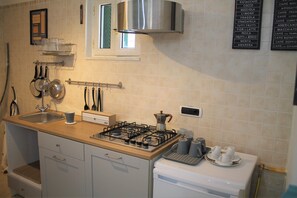 Geladeira, micro-ondas, cooktop, cafeteira/chaleira