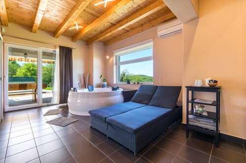 Privatem Pool, Sauna, Whirlpool, SPA-Bereich, Billardtisch, Tischtennis.