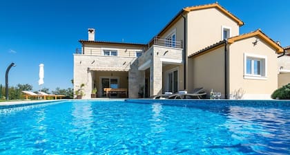 Villa with private pool, sauna, HotTub, SPA area, pool table, table tennis.