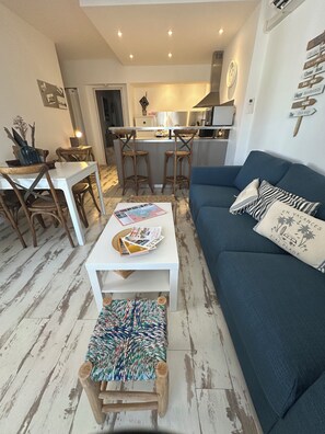 TV, books - APARTMENT "le Méditerranéen", 2 bedrooms and all comforts, 300m from the sea (Saintes-Maries-de-la-Mer)
