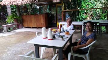 Desayuno de cocina local incluido todos los días
