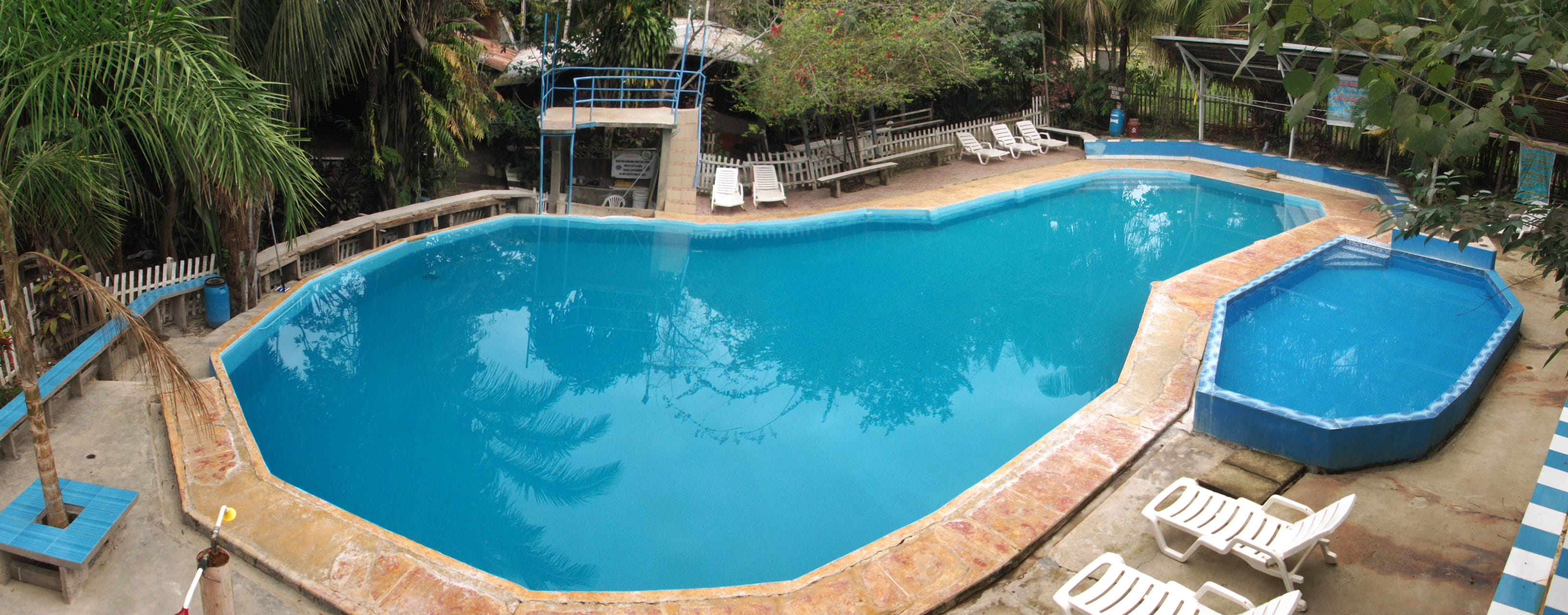 室外游泳池，日光浴躺椅