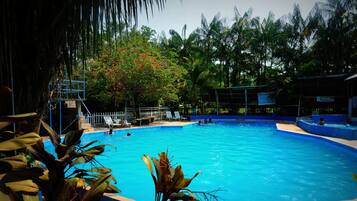 Piscine extérieure, chaises longues