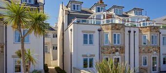 最高の海辺のロケーション、素晴らしいシーテラス、駐車場、Wifi  