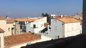 Vista de una zona residencial con edificios de techos rojos y paredes blancas.