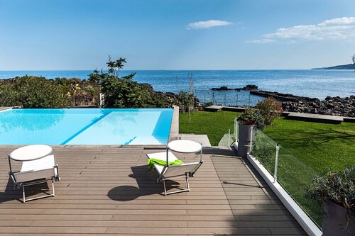 Apartment with terrace and direct access to the sea. Shared pool. Conchiglia
