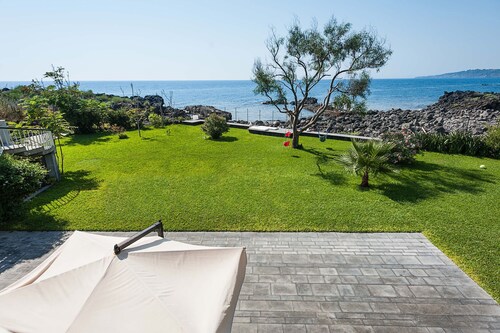 Apartment with terrace and direct access to the sea. Shared pool. Conchiglia