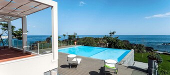 Apartment with terrace and direct access to the sea. Shared pool. Conchiglia
