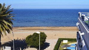 Ein Strandhotel mit freiem Blick auf das Meer, einem Sandstrand und einem Poolbereich.