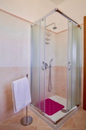 Combined shower/bathtub, hair dryer, bidet, towels - Sorrento Penthouse in the Center, amazing view (Sorrento)