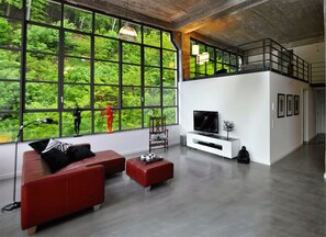 Smart-TV, Bücher, Musikbibliothek, Videothek