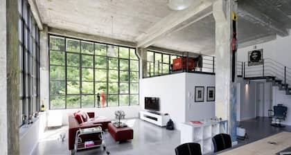 160 m2 loft apartment in factory style in a Bauhaus monument for 7