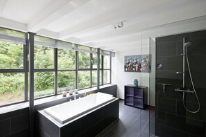 Badewanne, Haartrockner, Handtücher, Seife