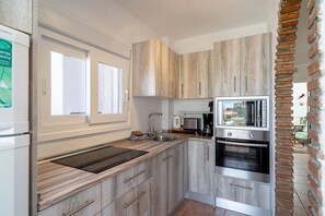 Fridge, microwave, oven, coffee/tea maker