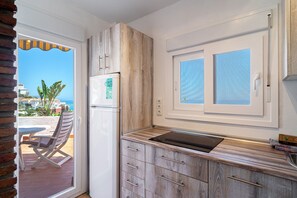 Jääkaappi, mikroaaltouuni, uuni, kahvin-/teenkeitin