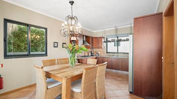 Frigorifero, forno, piano cottura, lavastoviglie