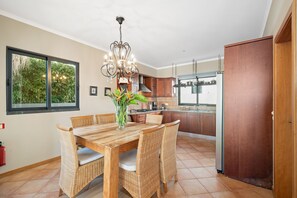 Geladeira, fogão, cooktop, lava-louças