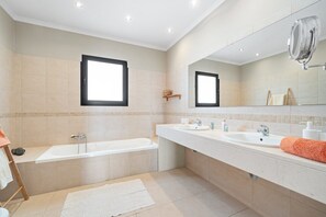 Combined shower/bathtub, hair dryer, bidet, towels