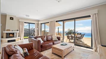 TV LCD, lareira, DVD player, livros