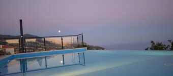 17 ° West, Lux. Inf. Pool villa, 5 minutes to the sandy beach, WiFi