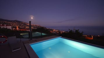 Piscine extérieure, piscine à débordement, chaises longues
