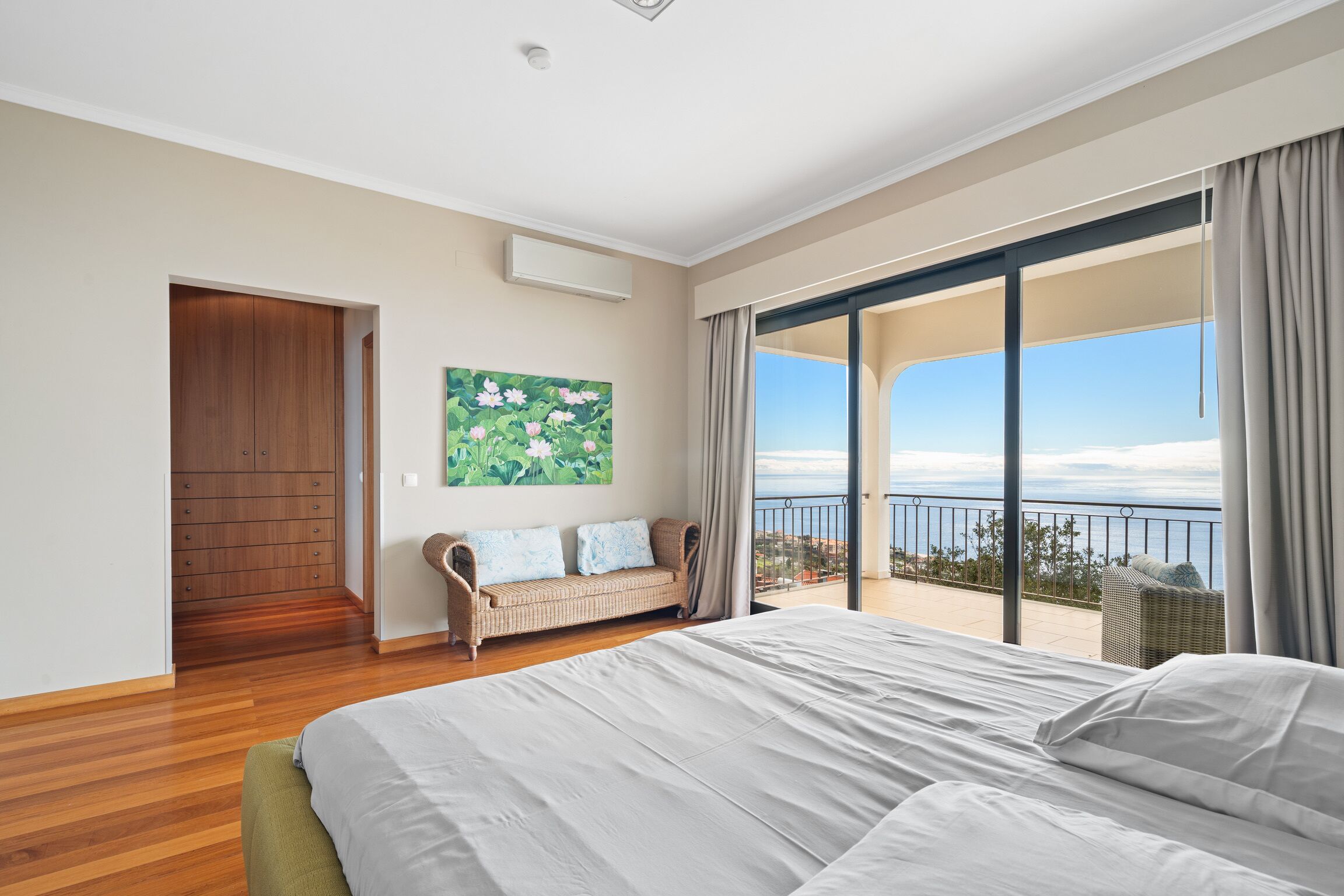 3 habitaciones, tabla de planchar con plancha, cuna de viaje y wifi 