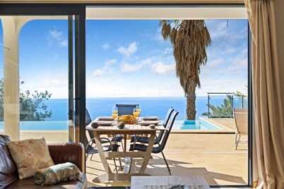 Pool villa in a quiet prime location, optional pool heating.