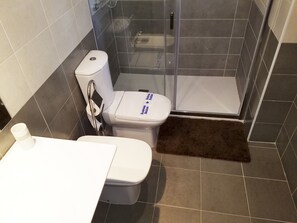 Douche, sĂšche-cheveux, serviettes fournies