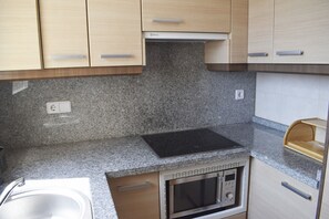 Fridge, microwave, dishwasher, coffee/tea maker