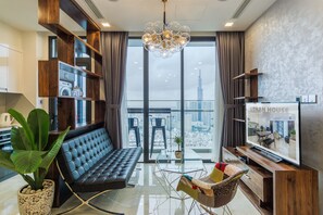 Appartement Deluxe, 2 chambres | Salle de séjour | Télévision à écran plat de 50 pouces avec chaînes par câble, télévision