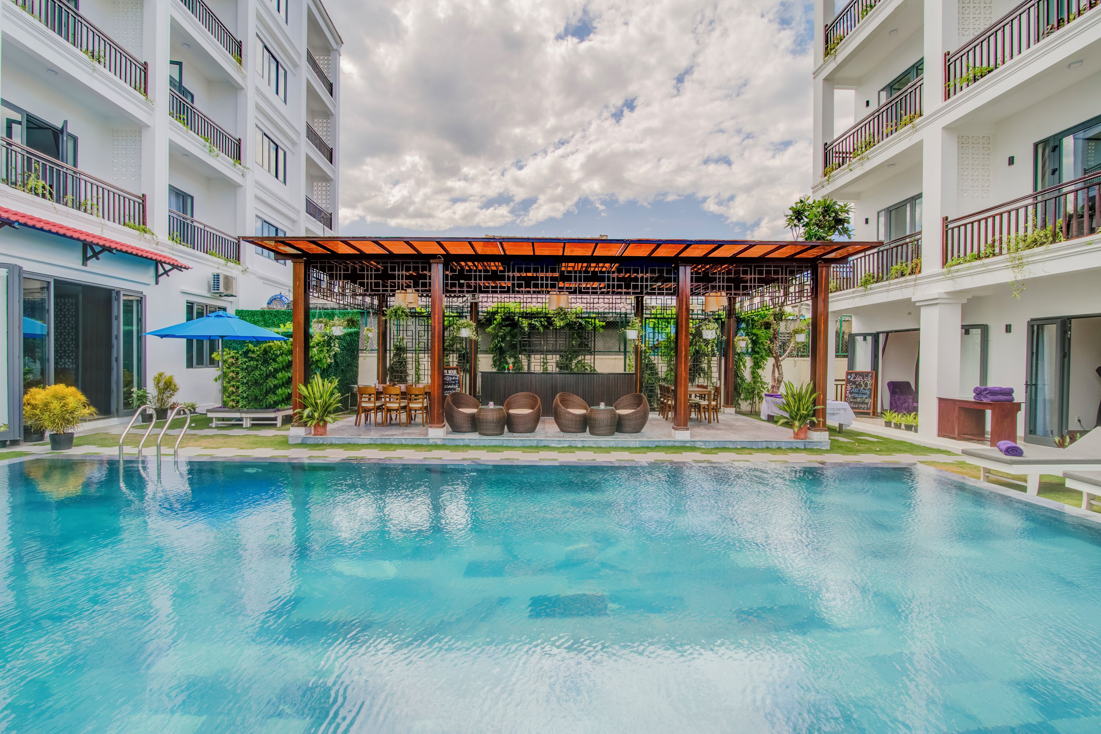 outdoor pool, open 6 am to 7:00 pm, pool umbrellas, pool loungers