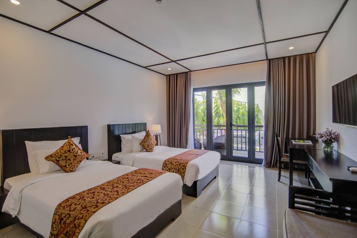 Executive Twin Balcony Pool View with Daily Afternoon Tea | Premium bedding, down comforters, Select Comfort beds, minibar