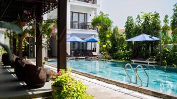 Poolside views, serves lunch, dinner and brunch