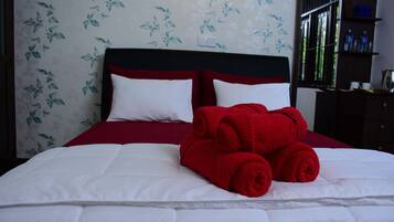 Deluxe Double Room, 1 Queen Bed, Private Bathroom, Mountain View | Desk, iron/ironing board, rollaway beds, free WiFi