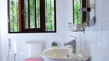 Deluxe Double Room, 1 Queen Bed, Private Bathroom, Mountain View | Bathroom | Shower, free toiletries