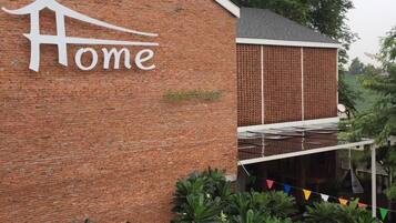 Un edificio de ladrillo con un letrero que dice "Home" y un letrero más pequeño debajo que dice "Agrodome".