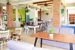 Desayuno de autoservicio todos los días (con cargo)