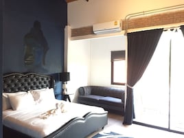 Minibar, espacio para trabajar con laptop y cortinas blackout