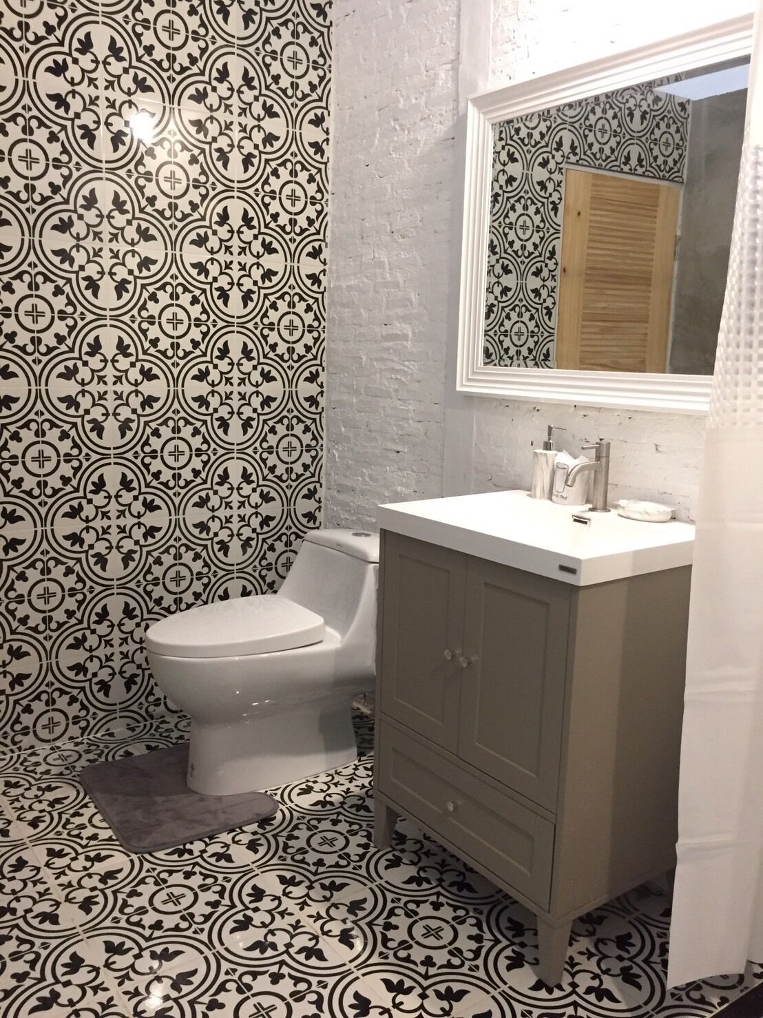 Un baño con inodoro, lavamanos y armario.