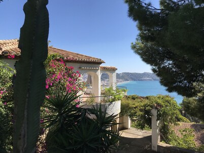 Fantastic detached house with GR. South Terraces + stunning views