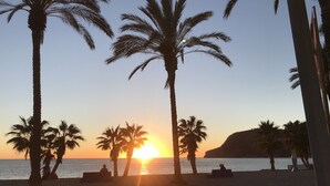 A beach with palm trees and a sunset. - Fantastic detached house with GR. South Terraces + stunning views (Almuñécar)