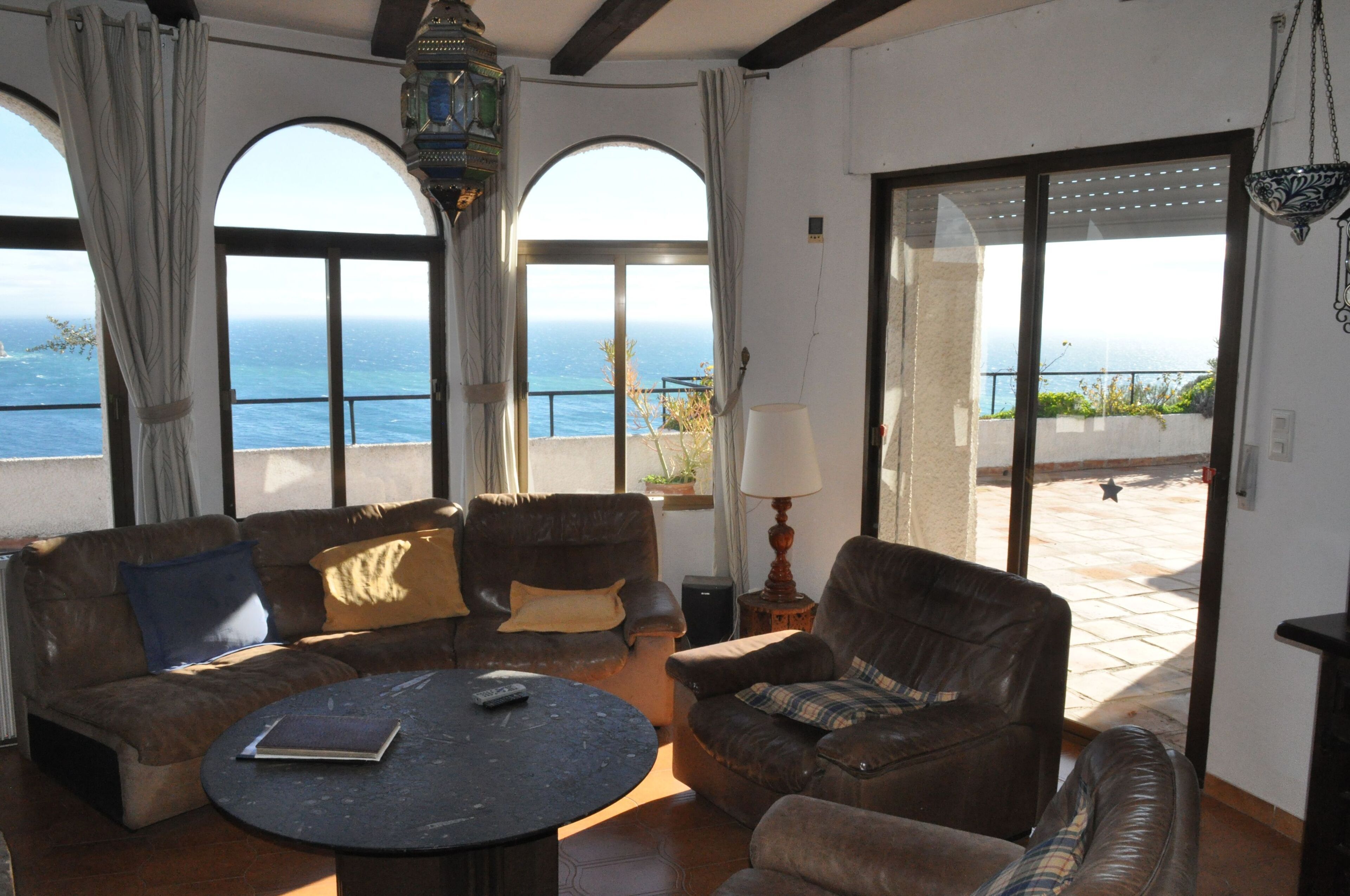 Smart TV, lareira, DVD player, livros