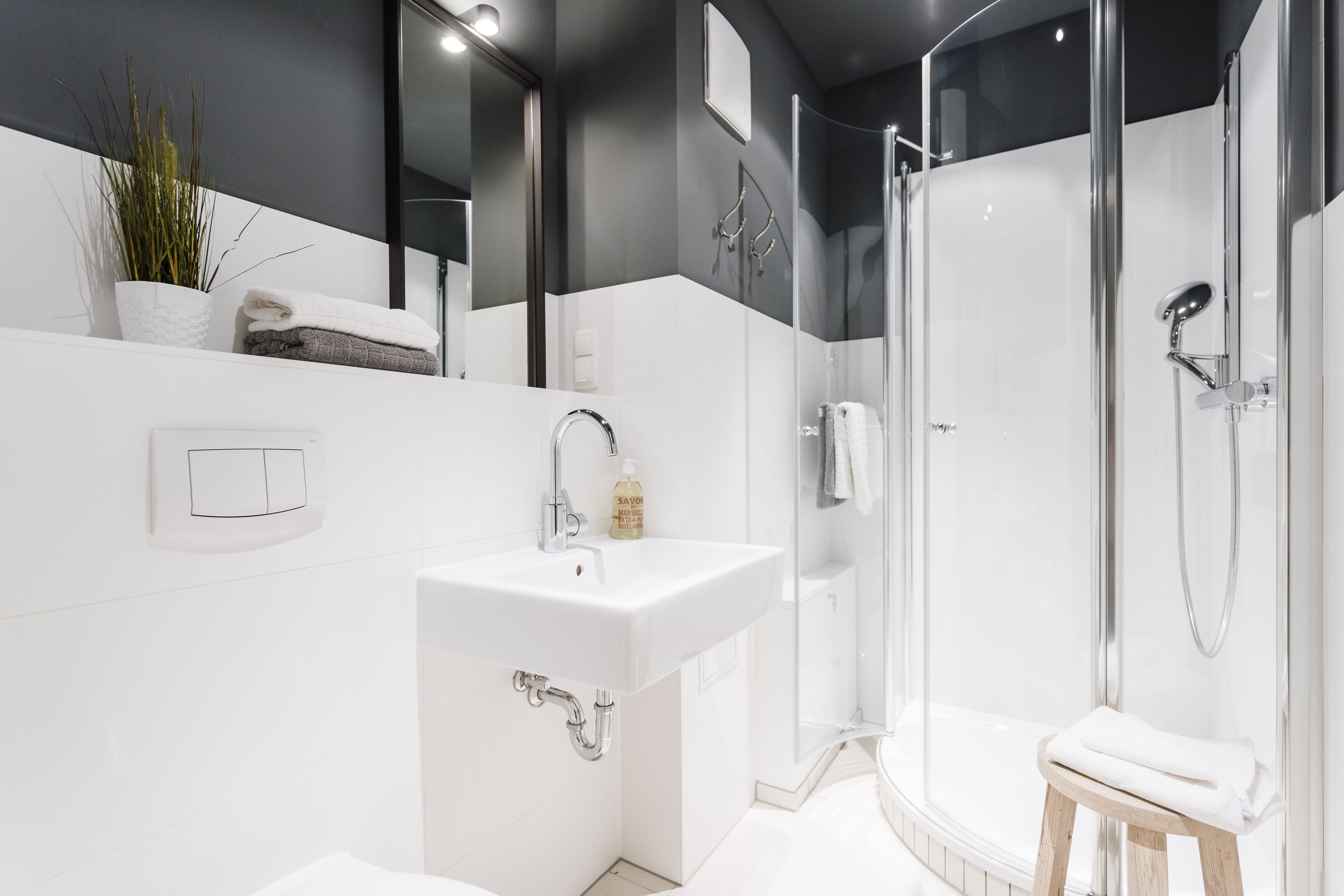 Badewanne, Haartrockner, Handtücher, Seife