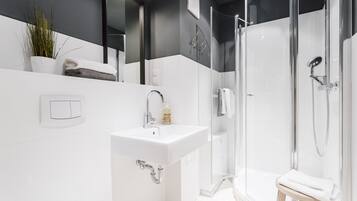 Badewanne, Haartrockner, HandtĂŒcher, Seife