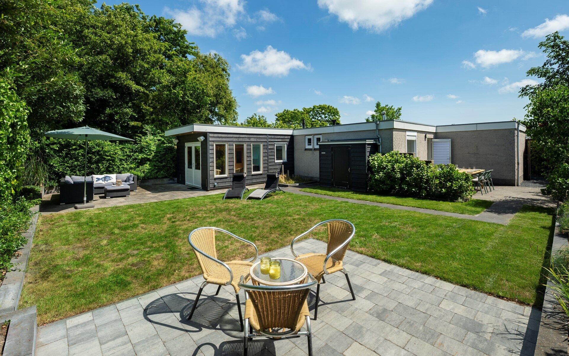 屋外ダイニングエリア