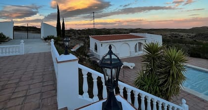 Charmante Villa m. Privatem Schwimmbad Zwischen Mandelbäumen, m. Tollem Ausblick