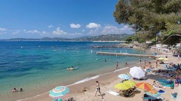 Plage à proximité, chaises longues