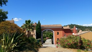Property grounds - Mazet provençal with sea view, 3P air-conditioned, WiFi, terrace, garden, swimming pool (Roquebrune-Sur-Argens)