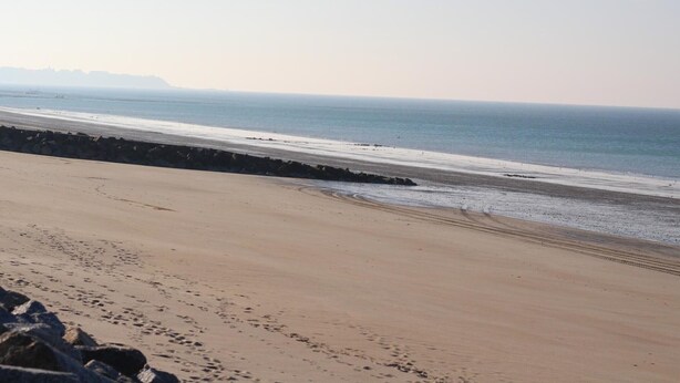 A beach with a rocky shoreline and calm water. - Family-friendly with pets allowed and WiFi (Cérences)